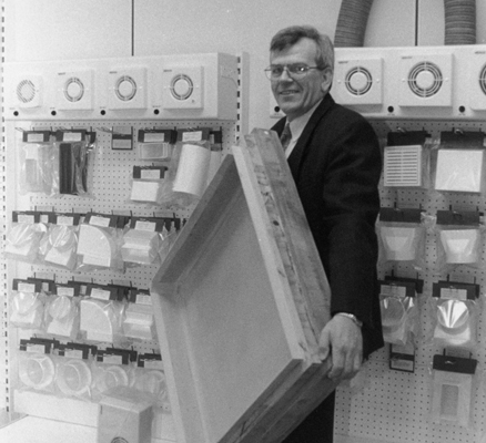 Oprichter B.M. Nederlof met zijn lekbak